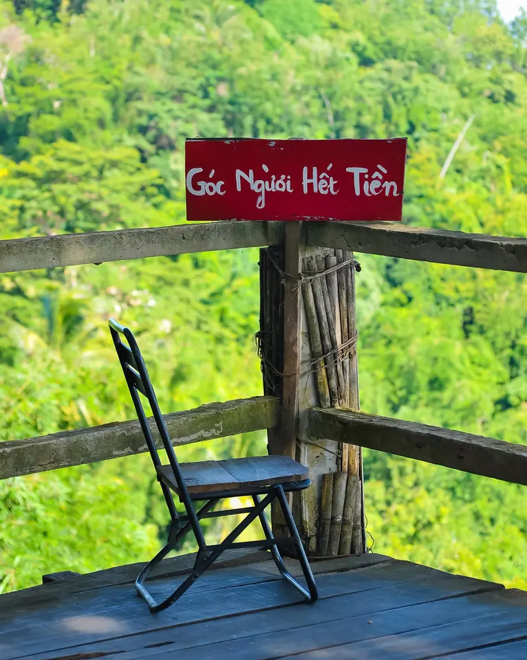 Góc check-in "Người Hết Tiền" nhìn ra rừng