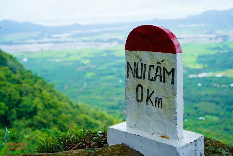 Cột mốc Núi Cấm 0 km