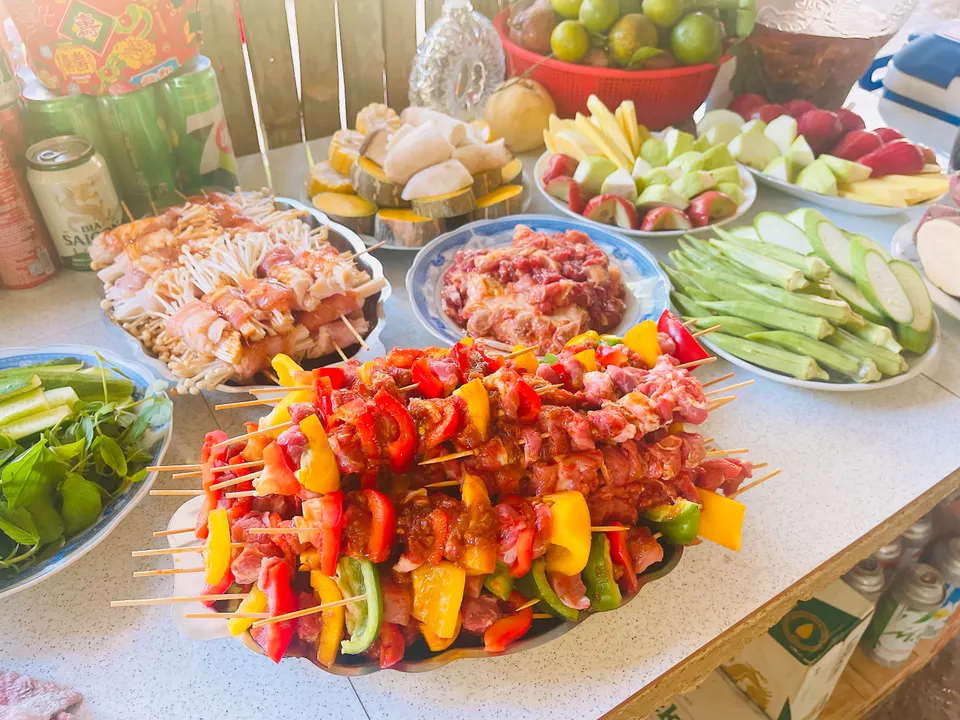 Mâm BBQ xiên nướng và trái cây