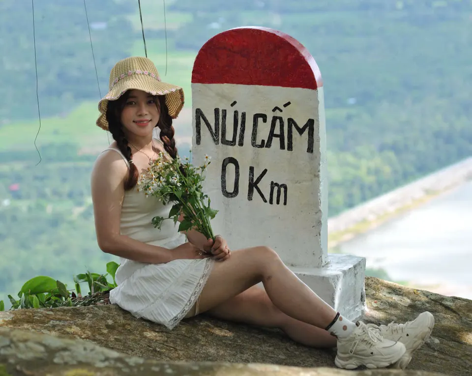 Check-in bên cột mốc Núi Cấm 0 km
