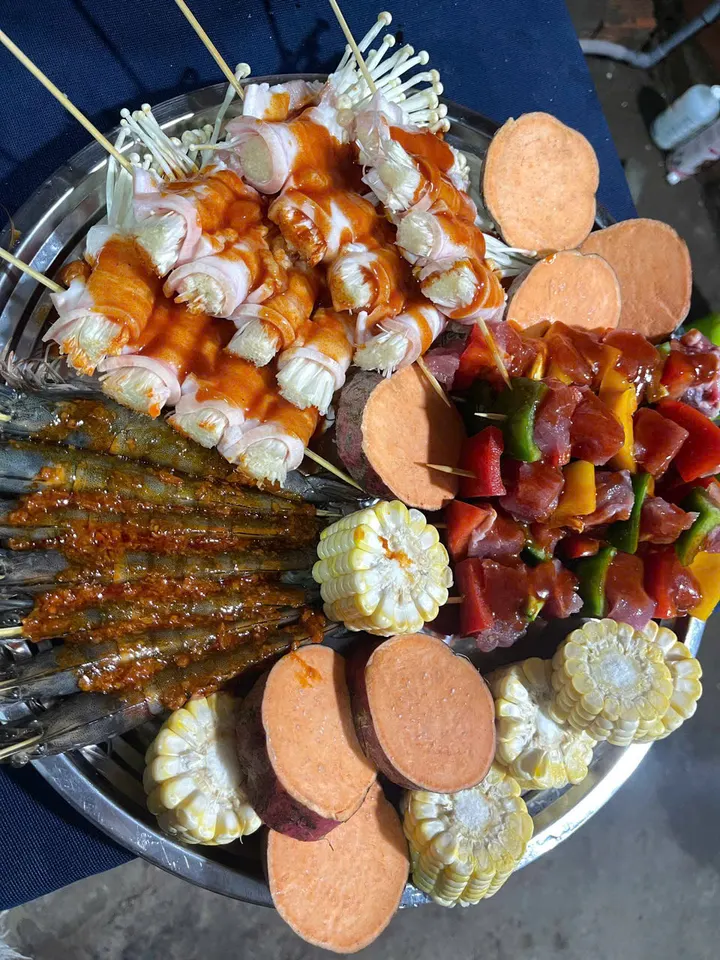 Xiên nướng, khoai lang và bắp nướng