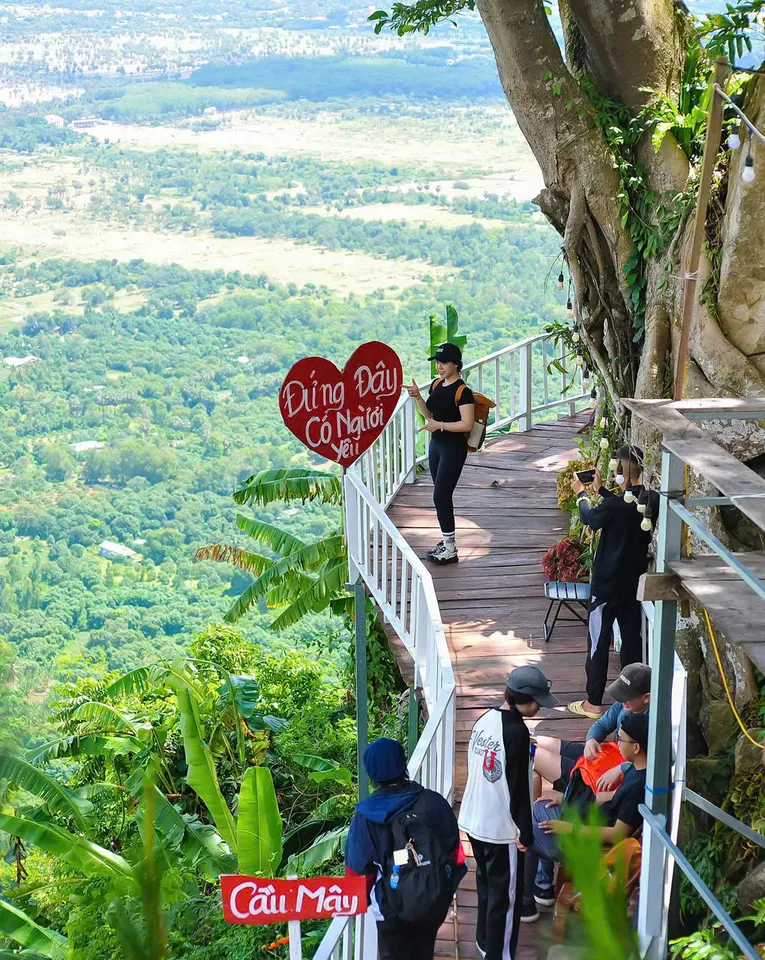 Cầu gỗ check-in "Đứng đây có người yêu"